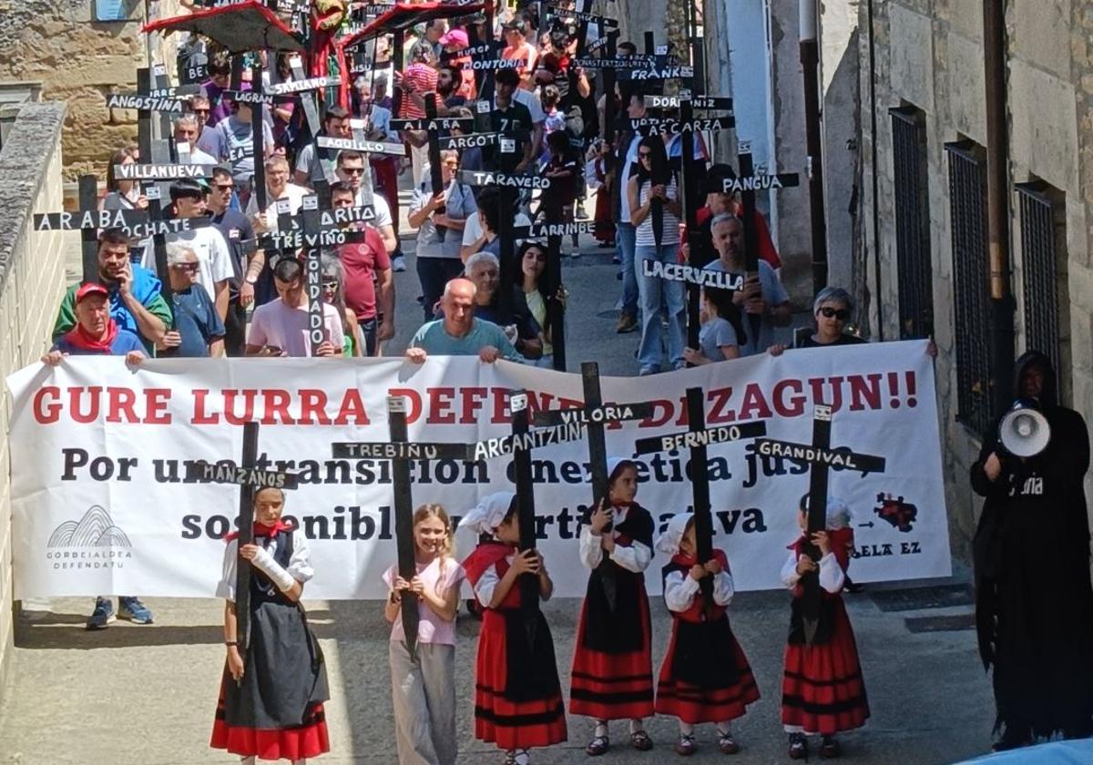 Protesta por las calles del pueblo de Burgos de La Puebla de Arganzón.