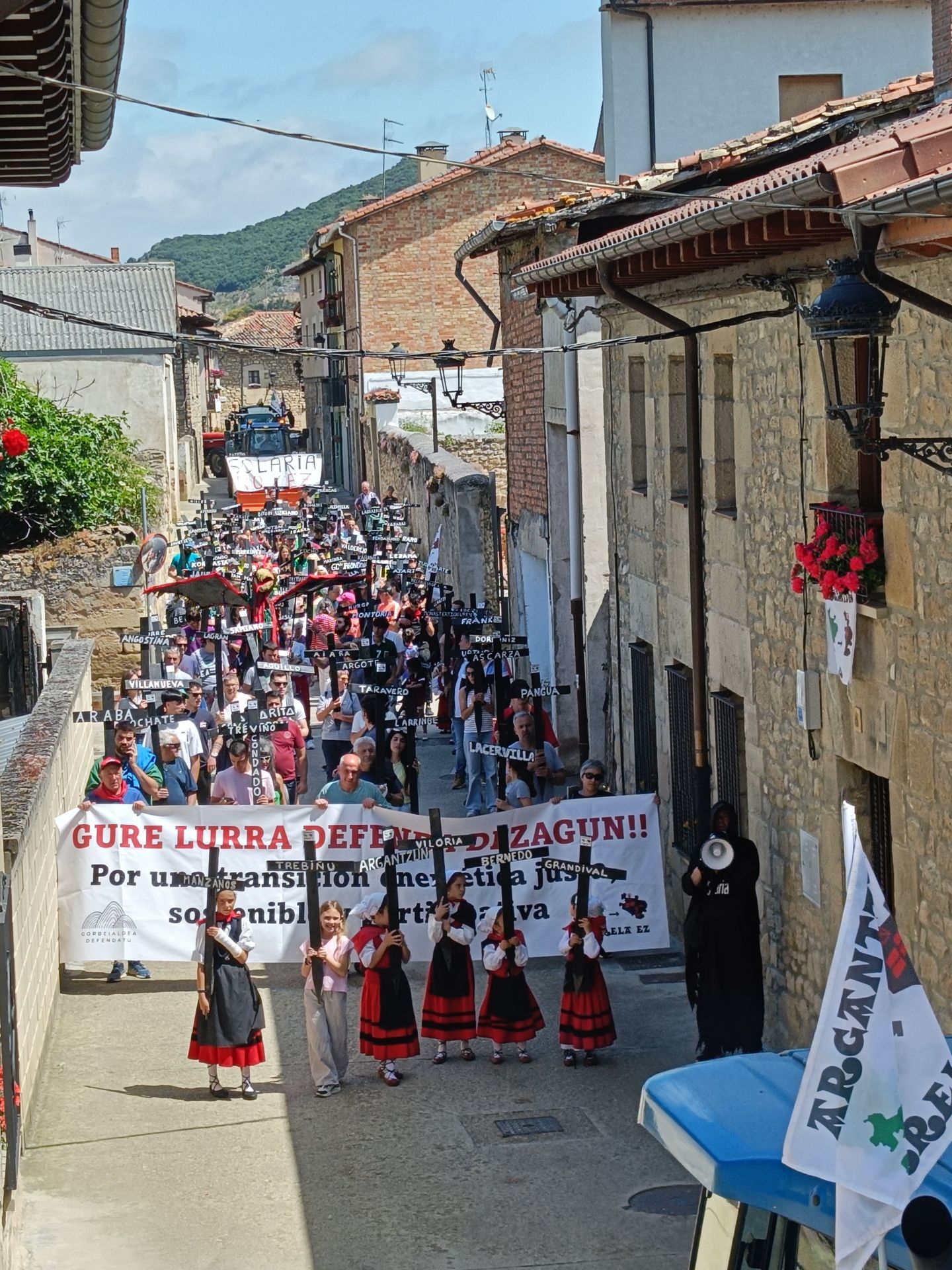 Así ha sido la protesta contra los macroproyectos energéticos en un pueblo de Burgos