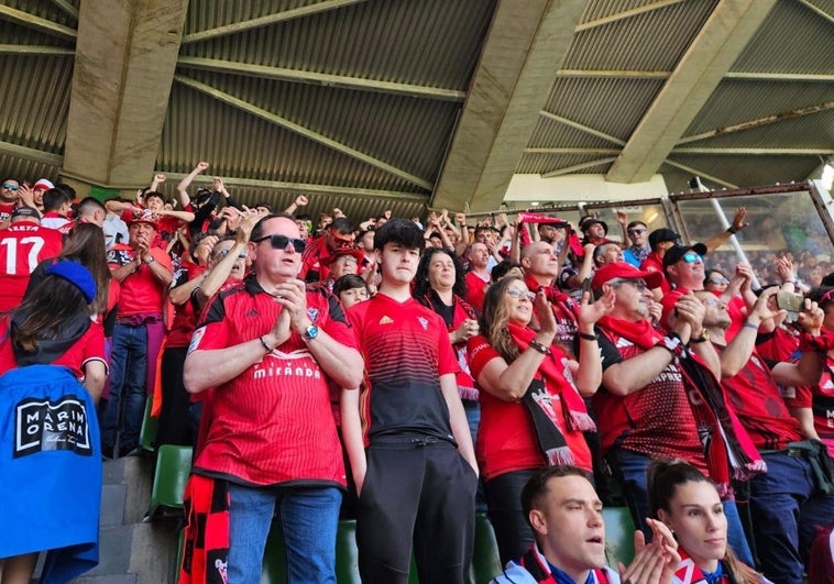 Aficionados del Mirandés en El Sardinero.