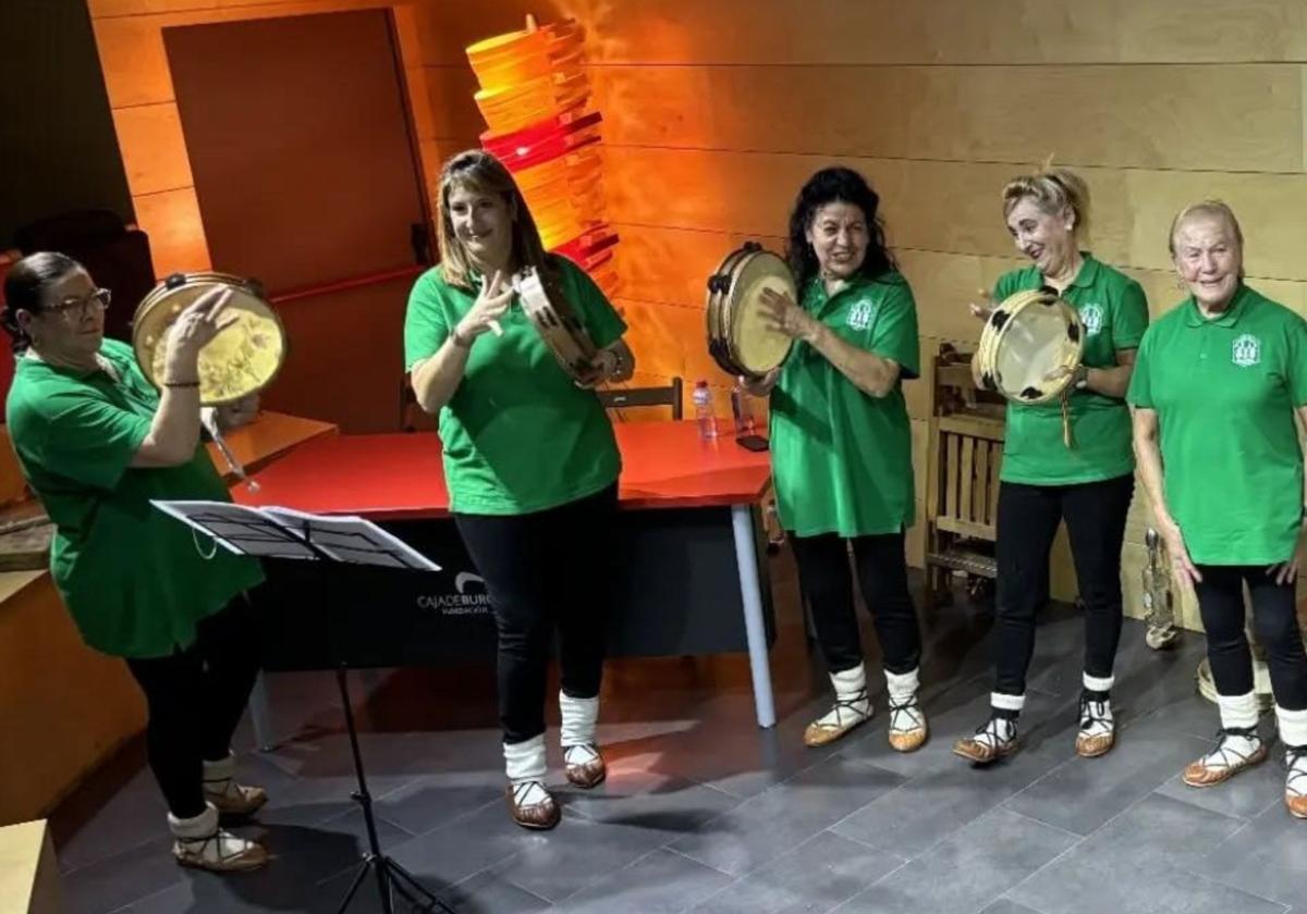 Pandereteras del grupo tradicional Gavilla de Burgos.