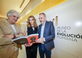 De izda. a dcha. Juan Luis Arzuaga, codirector de Atapuerca; la viceconsejera de Acción Cultural, Mar Sancho y el director-gerente del Sistema Atapuerca, Rodrigo Alcalde