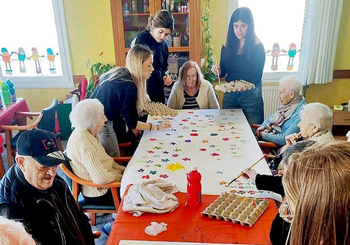 Estudiantes participando en el proyecto 'Relación y ocupación para el bienestar', en una residencia rural.