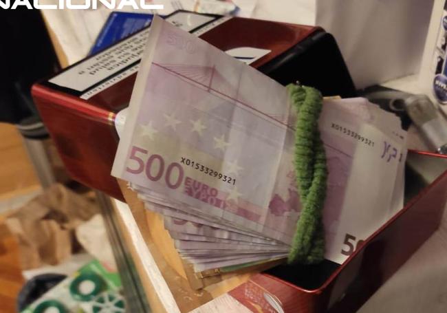 Dinero encontrado en la casa durante el registro.