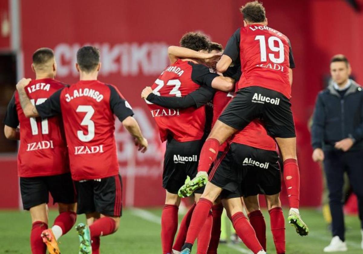 Jugadores del Mirandés celebran el gol de la victoria ante el Eldense