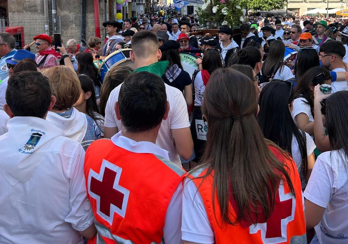 Imagen principal - Imágenes del despliegue de Cruz Roja en Miranda