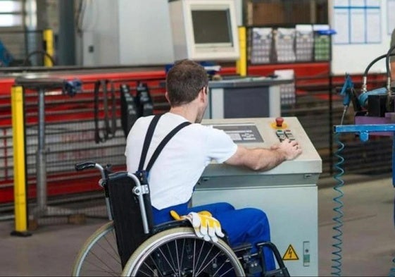 Persona con discapacidad trabajando.