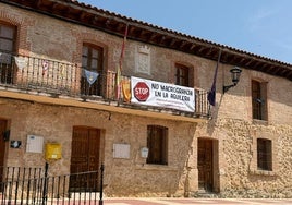 Carteles contra la instalación de una macrogranja en La Aguilera, Burgos.