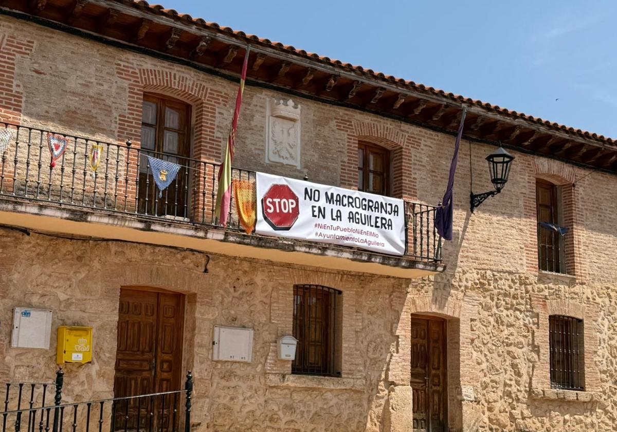 Carteles contra la instalación de una macrogranja en La Aguilera, Burgos.