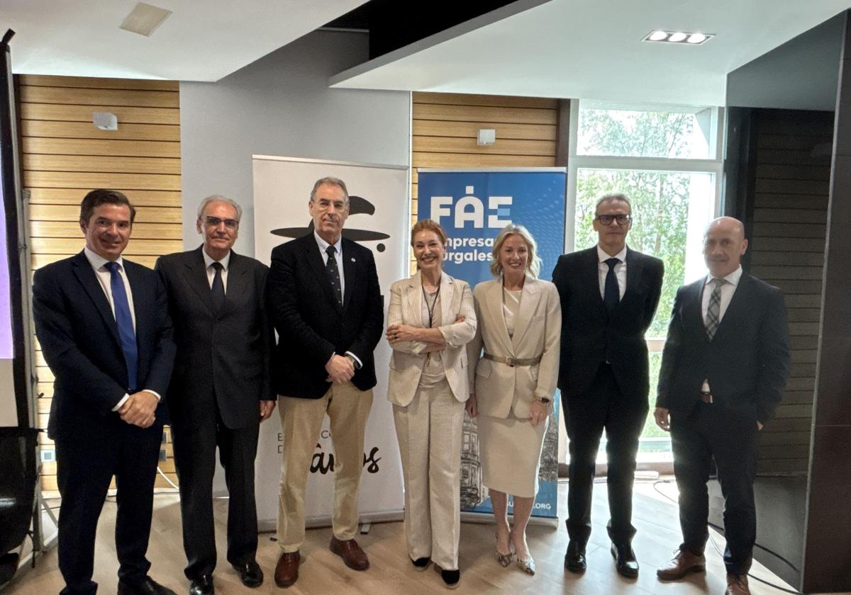 Teresa Viejo, en el centro, junto a representantes de la Confederación de Asociaciones Empresariales de Burgos.