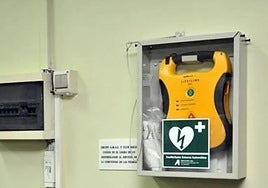 Imagen de archivo de un desfibrilador.