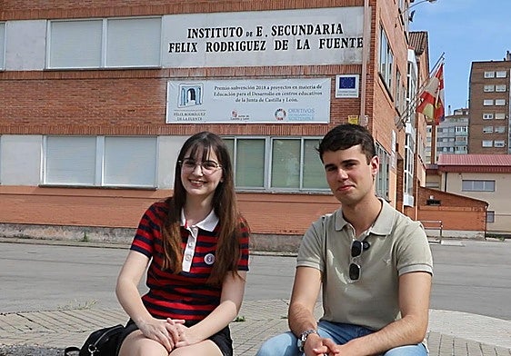 Elvira y Álvaro en la puerta de su instituto, el IES Félix Rodríguez de la Fuente