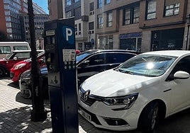 Zona de aparcamiento regulado en calle Sanz Pastor.