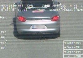 Imagen del coche infractor captada en Burgos por el helicóptero Pegasus.