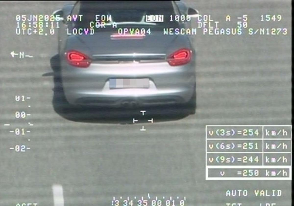 Imagen del coche infractor captada en Burgos por el helicóptero Pegasus.