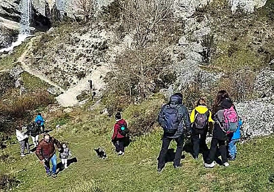 Acceso a la cascada del nacedero del río Odra.