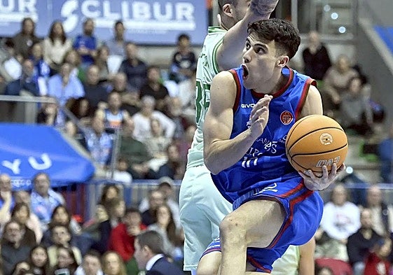 Gonzalo Corbalán, entrando al aro en el Coliseum.