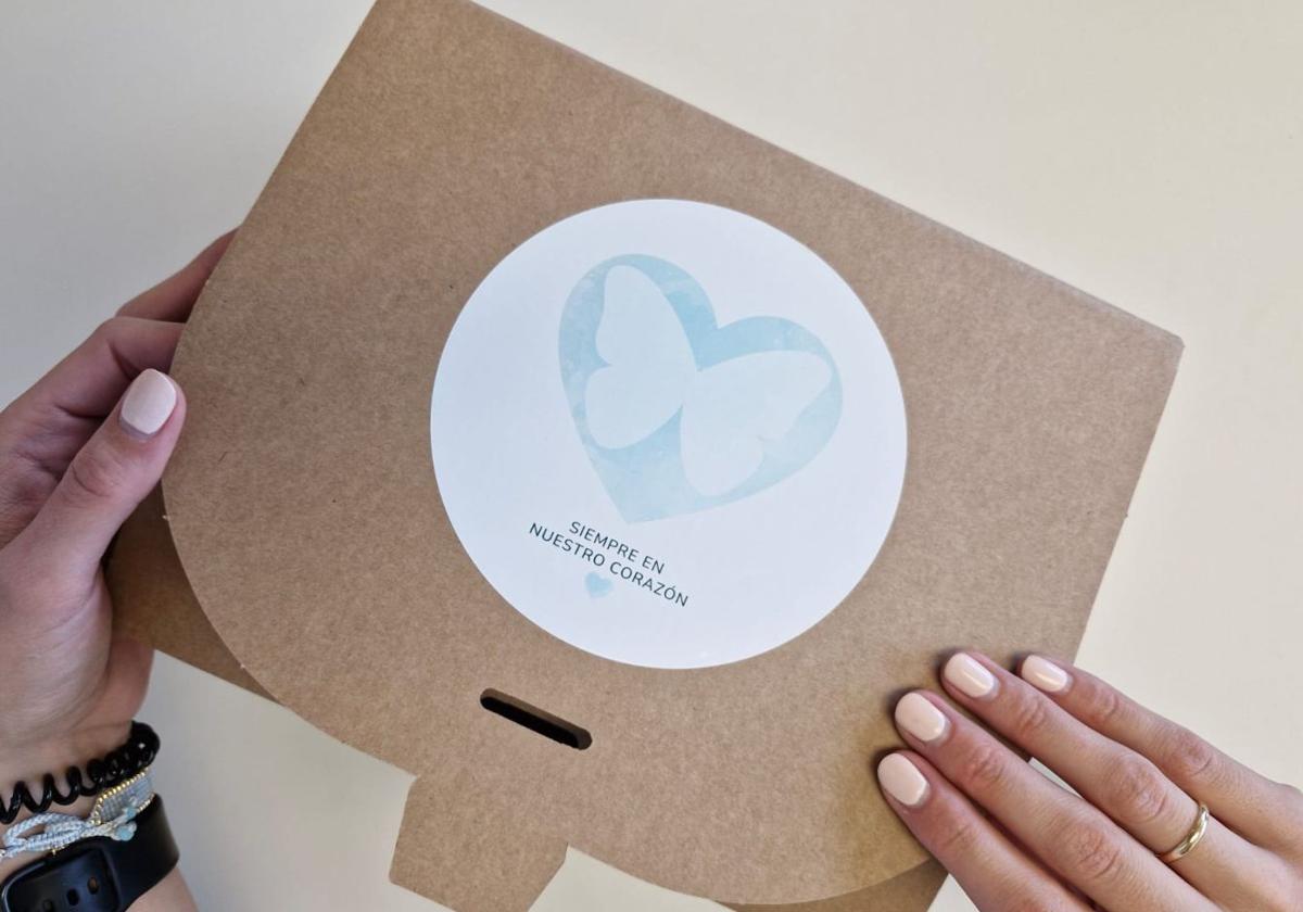 Caja de duelo que entrregan los hospitales para ofrecer apoyo emocional a las familias que sufren la pérdida de su bebé.