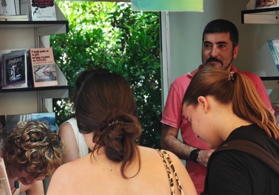 Petit estuvo firmando ejemplares en la caseta 359 de Editorial Maluma