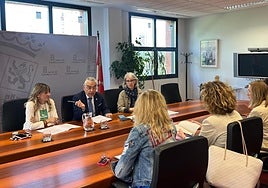 El delegado territorial de la Junta de Castilla y León en Burgos, Roberto Sáiz informa sobre los beneficios del Carné 60 CyL.