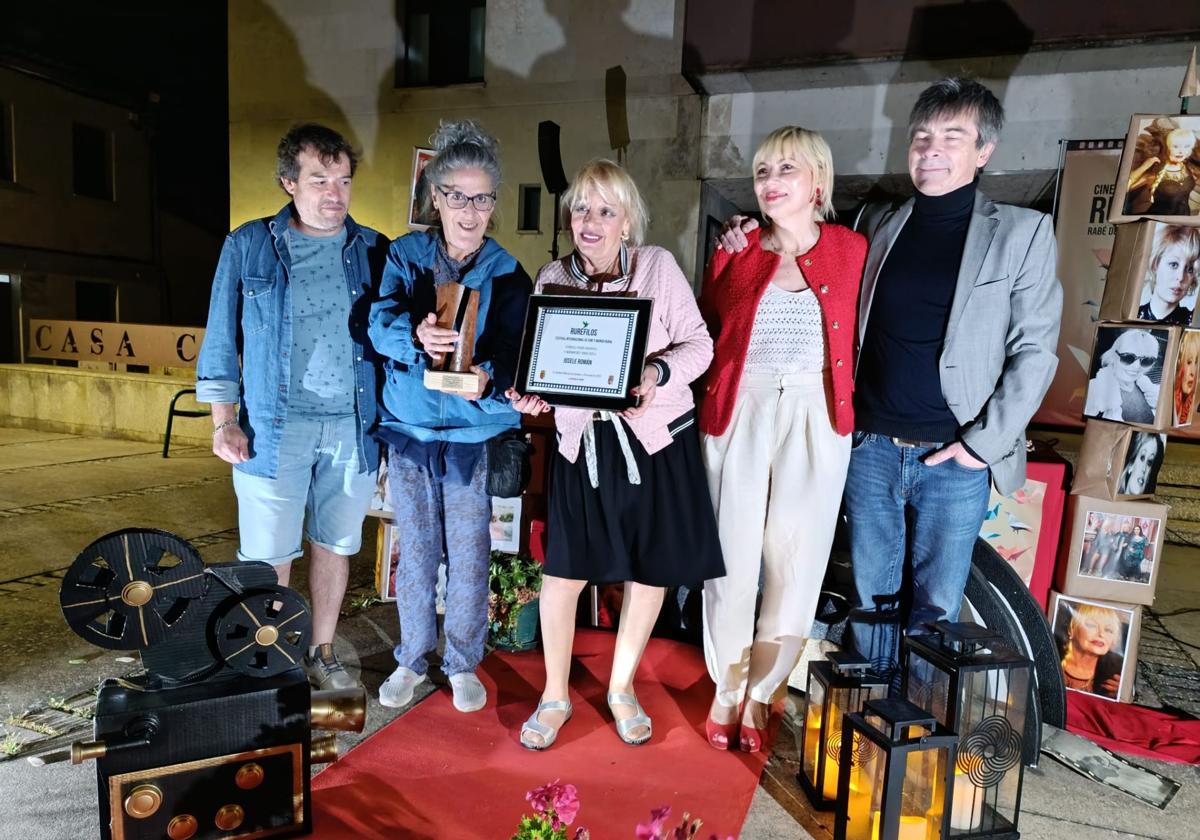 Josele Román, en el centro, recibió el premio honorífico del festival.