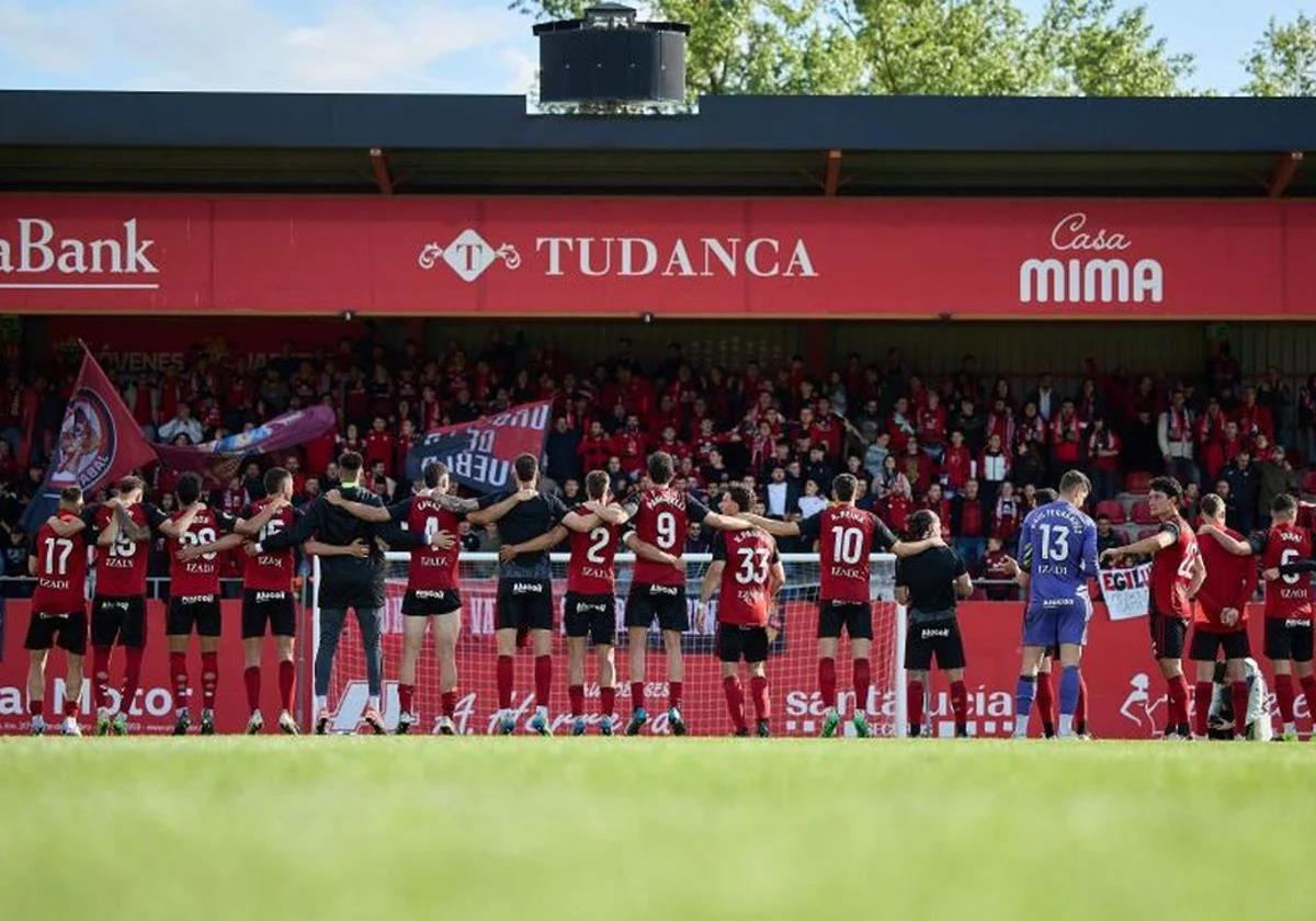 El Mirandés celebra con su grada.