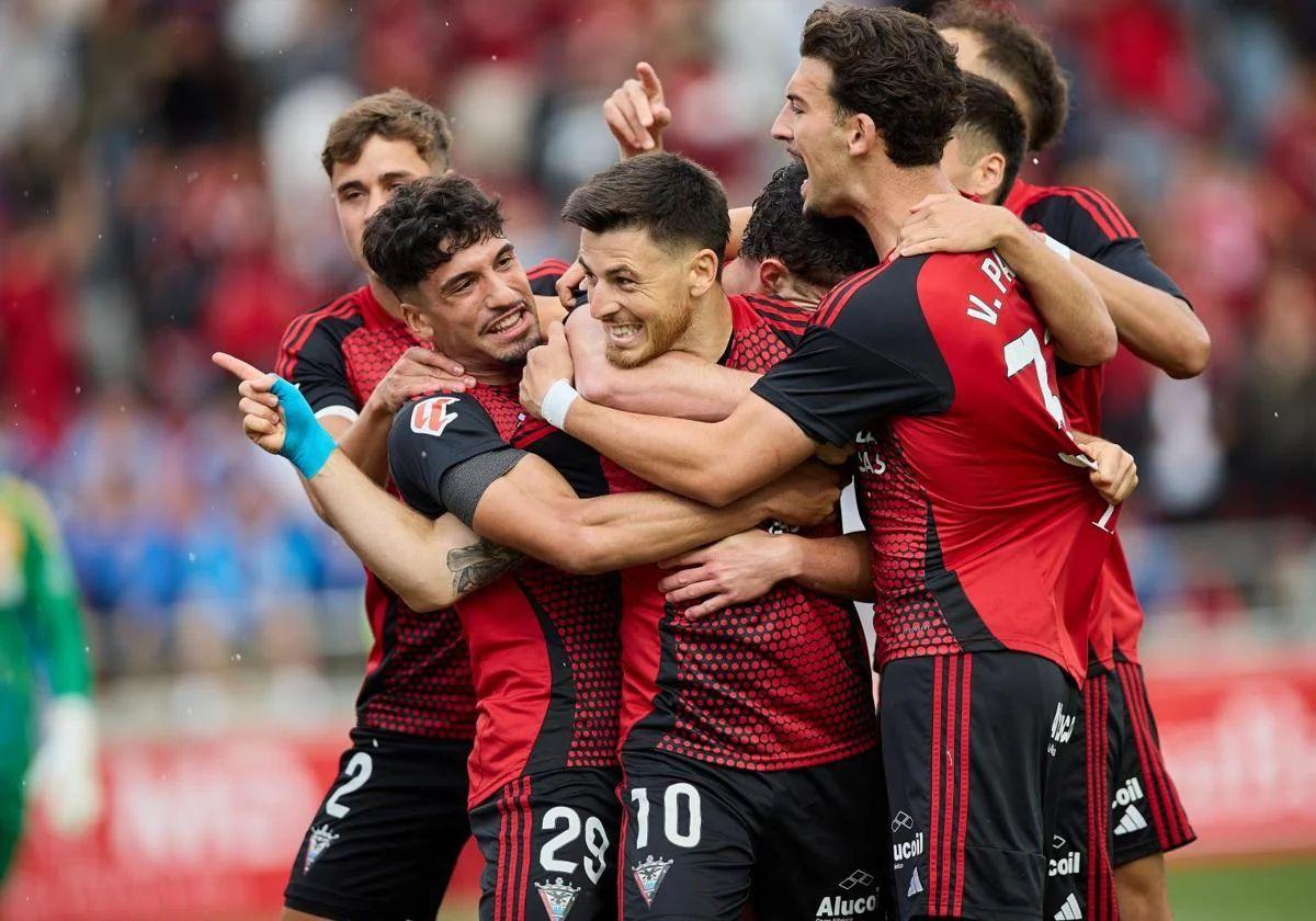 Los jugadores del Mirandés celebrando el gol de Alberto Reina nada más empezar el partido en Anduva