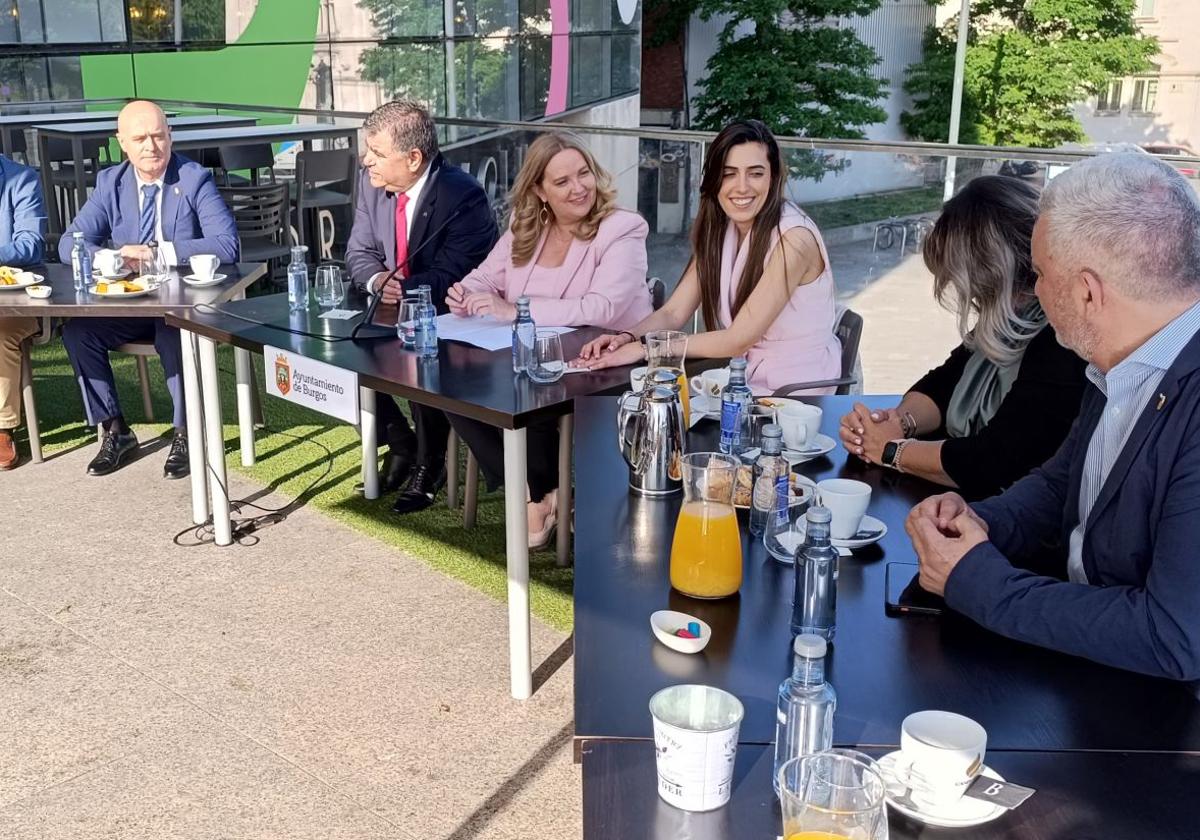 La alcaldesa de Burgos, Cristina Ayala, rodeada de su equipo de trabajo.