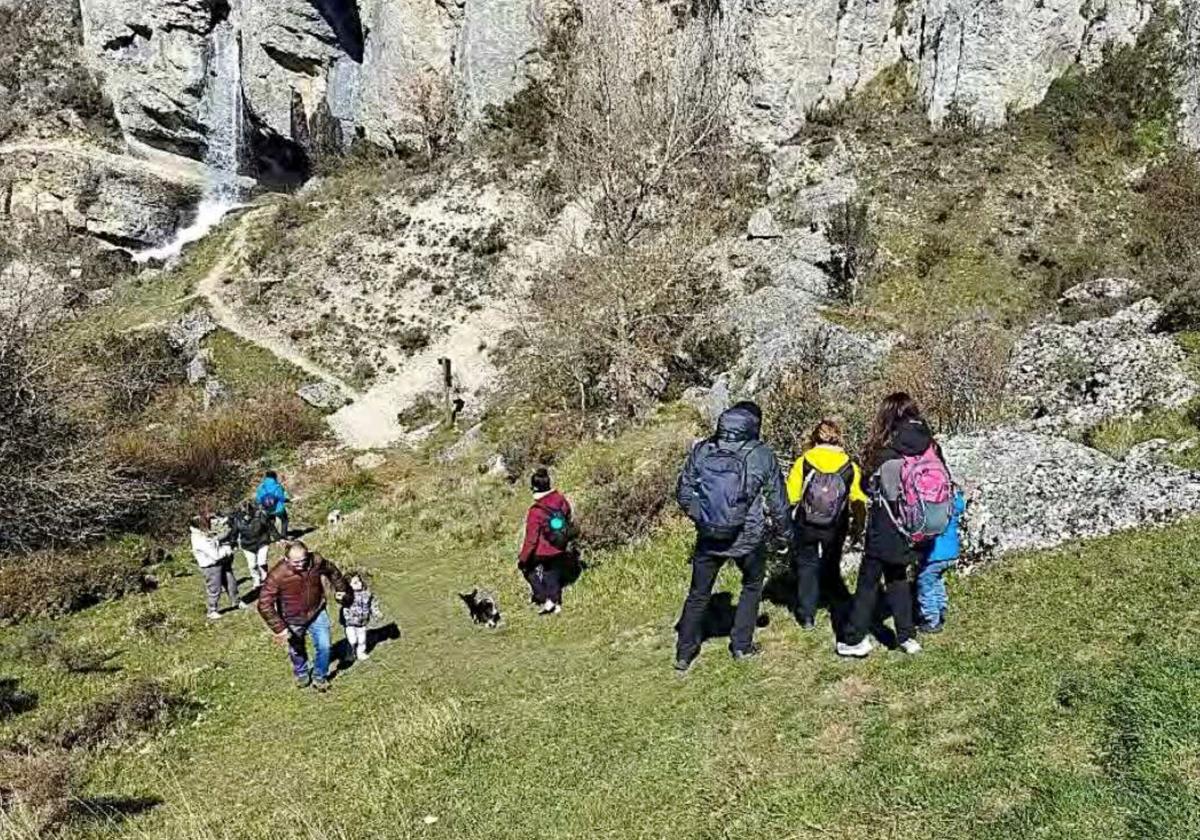 Acceso a la cascada del nacedero del río Odra.