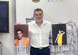 El concejal de Festejos, José Antonio Fuertes, con los carteles de María Becerra y David Bustamante.