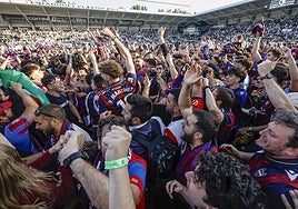 Cientos de aficionados levantinistas invadieron el campo tras el ascenso de su equipo frente al Burgos CF.