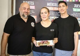 Fernando, Martha y Emiliano, propietarios de Nuevo Río e hijo, junto a su taco, Ta´kearde