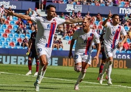 Iván Chapela celebra un gol con el Eldense esta temporada.