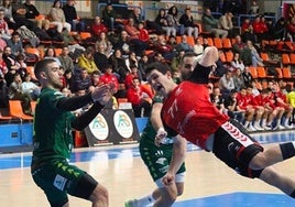 Asier Pedroarena lanza a portería.