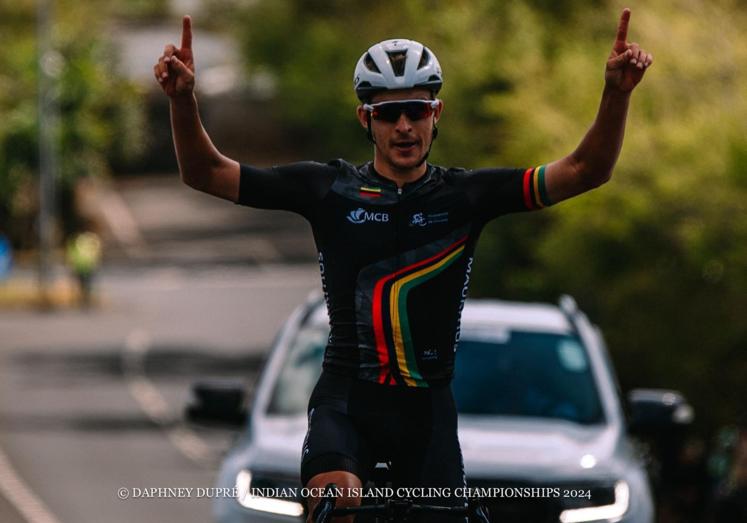 Mayer festeja su triunfo en el Campeonato de las Islas del Océano Índico.
