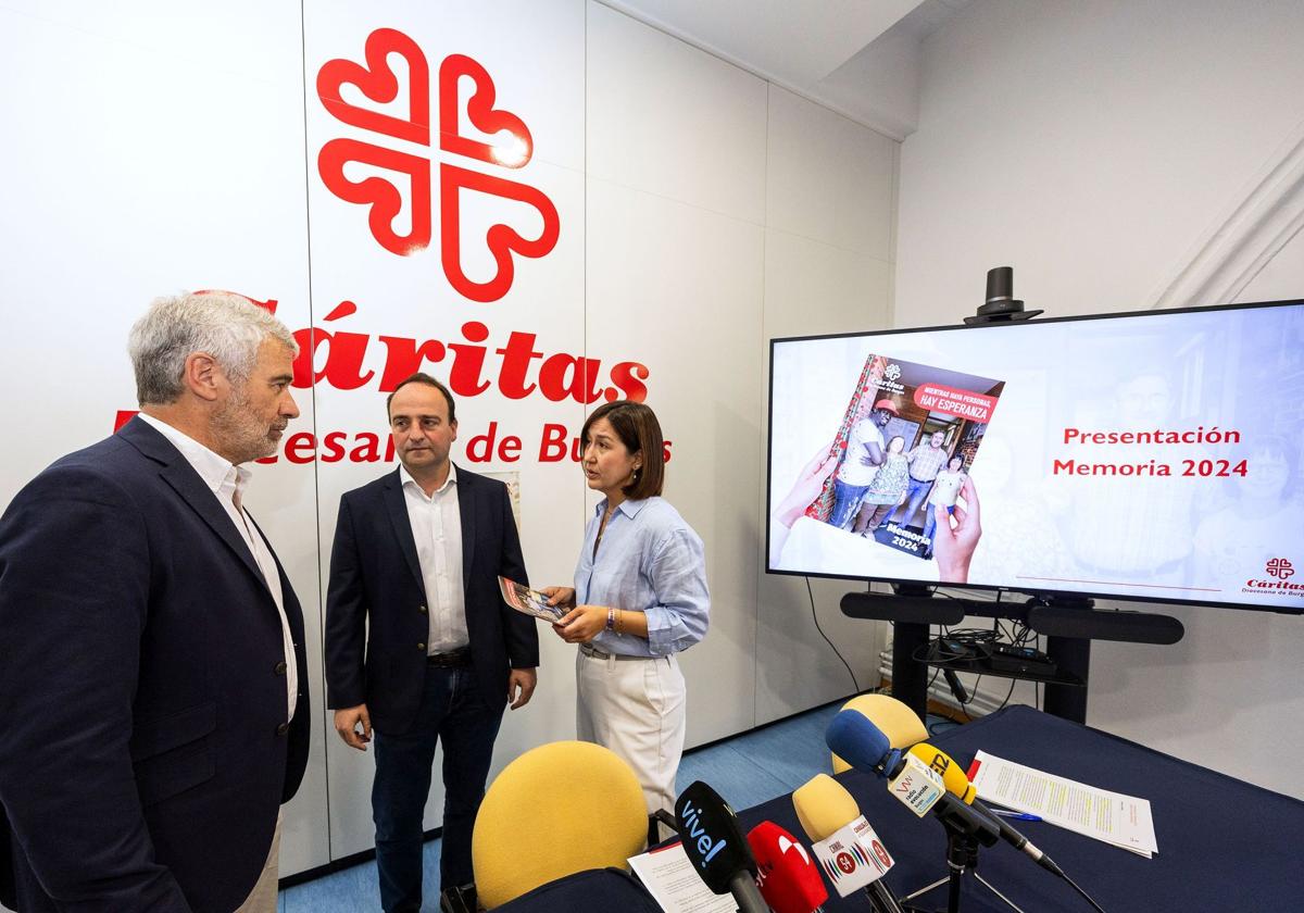 De izda. a dcha. el director de Cáritas, Jorge Simón; el delegado Mario Vivanco y la coordinadora de Acción Social, María Gutiérrez.