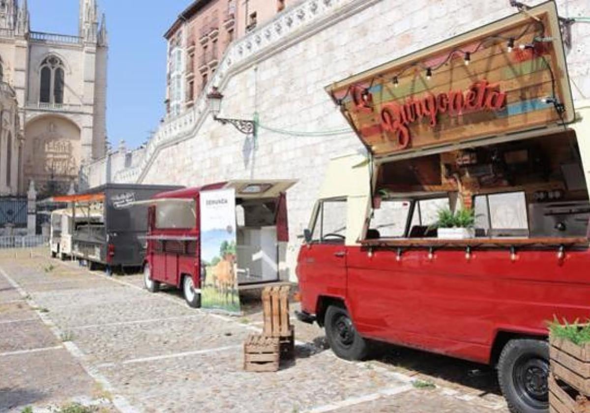 Imagen de archivo de varias gastronetas a los pies de la Catedral.