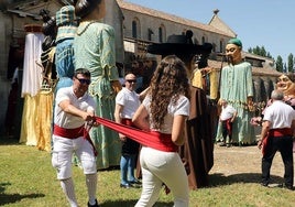 Las autoridades militares portan el pendón de las Navas de Tolosa a los pies del monasterio de Las Huelgas.
