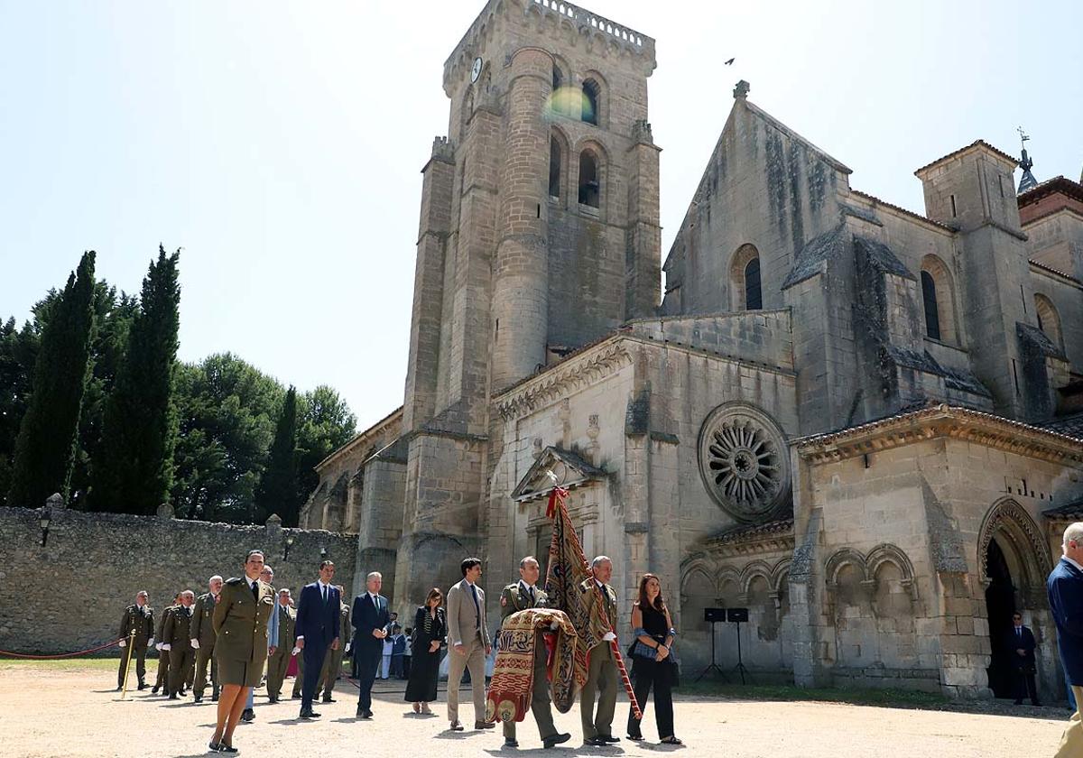 Las autoridades militares portan el pendón de las Navas de Tolosa a los pies del monasterio de Las Huelgas.
