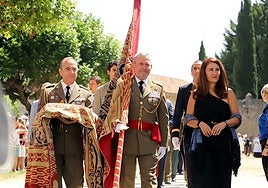 Las autoridades militares portan el pendón de las Navas de Tolosoa