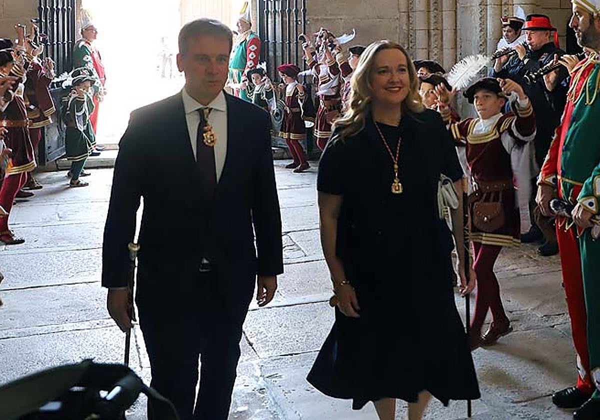 Borja Suárez, presidente de la Diputación, y Cristina Ayala, alcaldesa de Burgos, acceden a la misa del Curpillos.