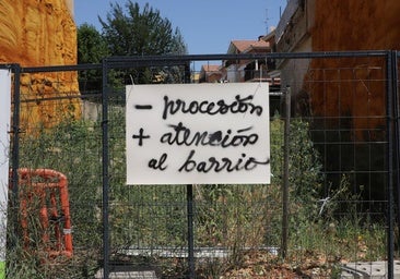 Los vecinos de Las Huelgas protestan durante el Curpillos: «Menos procesión, más atención al barrio»