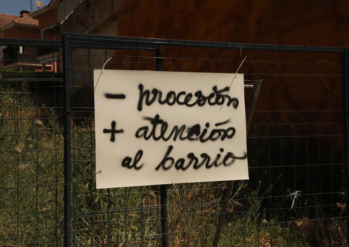 Imagen secundaria 1 - Pancartas de protesta en el barrio de Las Huelgas. 