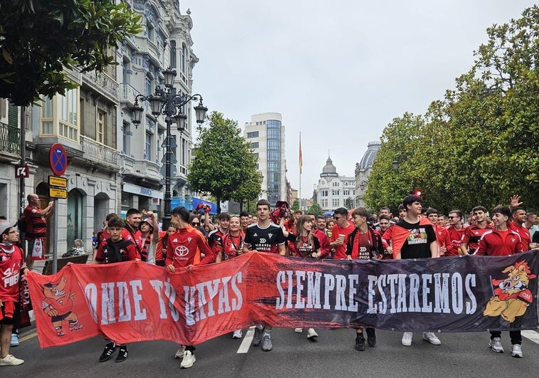 La afición rojilla por las calles de Oviedo.