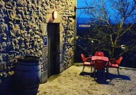 Imagen del bar «La Picota» por la noche.