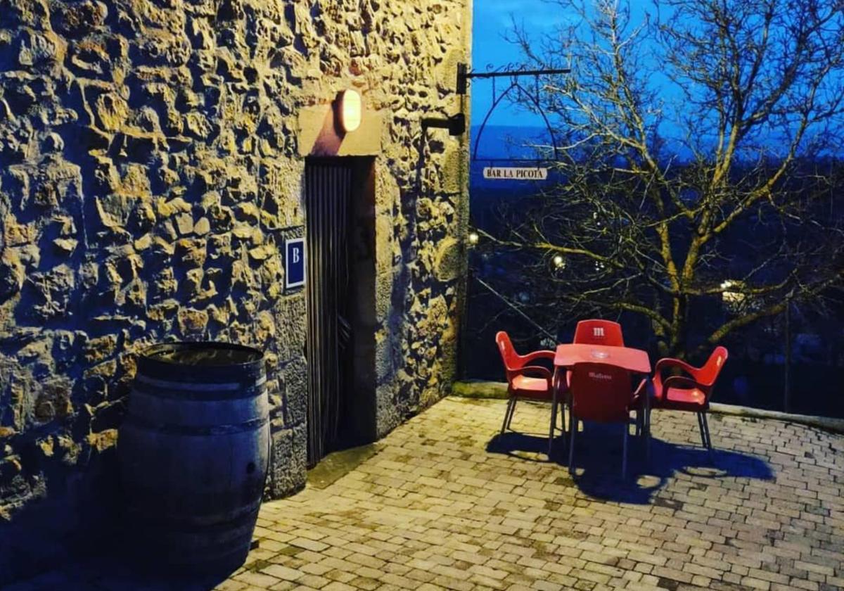 Imagen del bar «La Picota» por la noche.