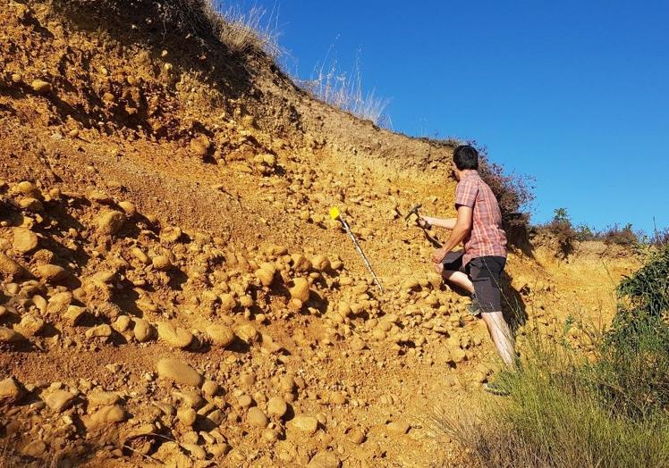 Trabajo geológico estudiando los depósitos generados por la denudación cenozoica en el Geparque UNESCO Las Loras.
