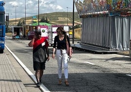 David Galera, representante de los feriantes, y la edil Carolina Álvarez, conversan entre las atracciones que se están montando en la calle Laredo.