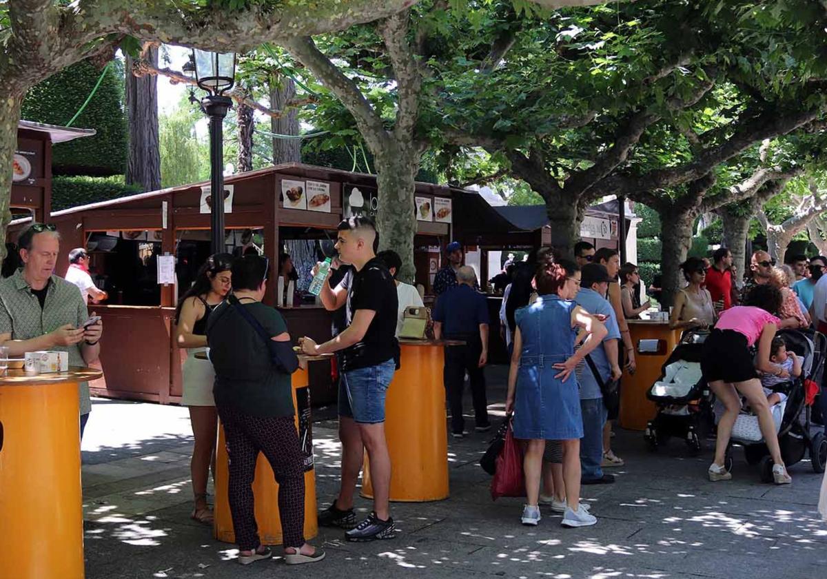 Mayores, jóvenes y pequeños disfrutan de la feria de tapas de los Sampedros.