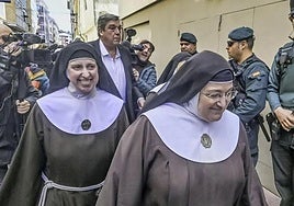 Dos de las monjas cismáticas de Belorado entrando en el juzgado de Briviesca.