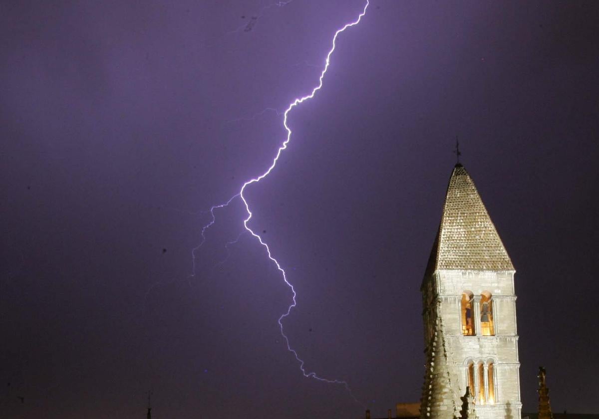 Imagen de archivo de una tormenta eléctrica.
